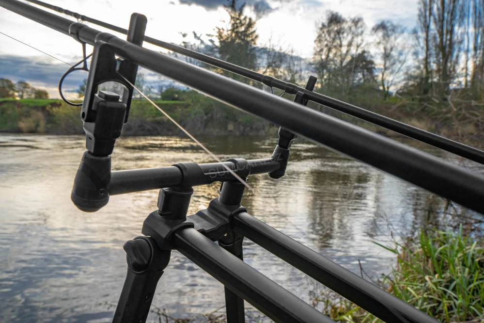 Korum stojan na pruty Deluxe River Tripod