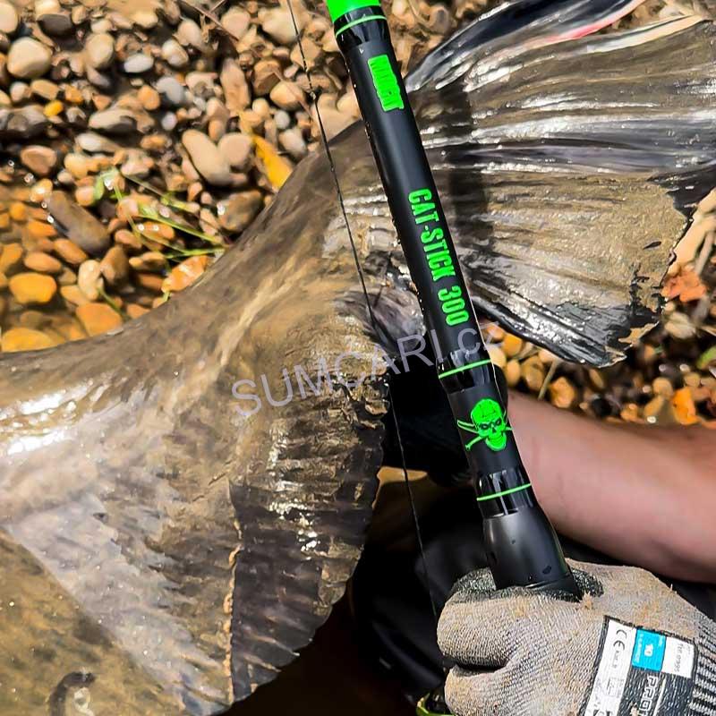 MADCAT prut na sumce UV Series Heavy Duty Rod 2.70m 200-300g, 2 díl